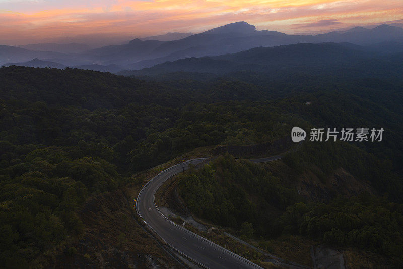 空中景观日出与雾在山在Doi Inthanon，清迈，泰国。